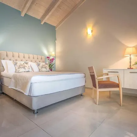 Neromylos Sleeps 10 Air Con Wifi